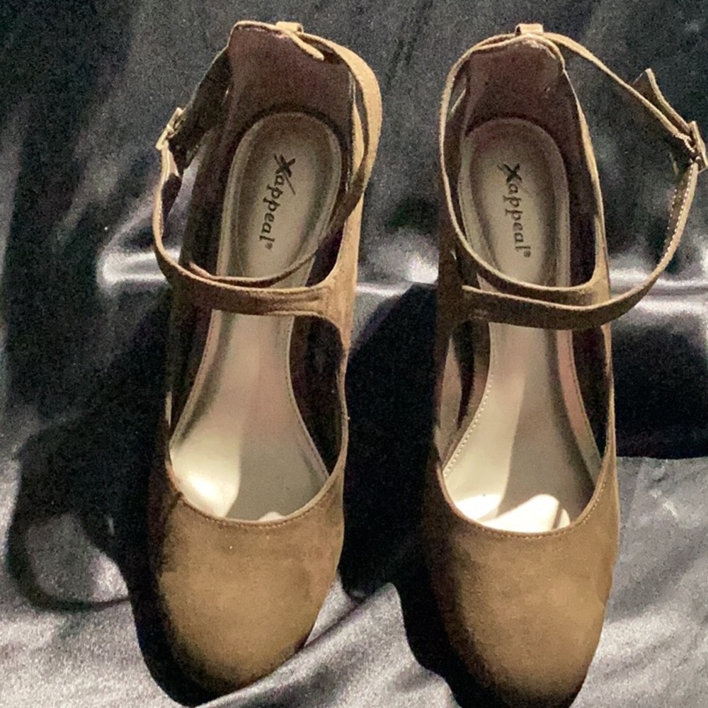Women’s ankle strap heels size 8, brown
